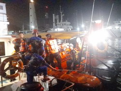 Detik-detik Evakuasi 12 ABK Terombang-ambing Diterjang Ombak di Semarang