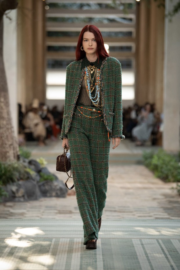 Foto: vogue.com/Courtesy of Chanel Warna hijau sage dari koleksi Chanel Pre-Fall 2023/