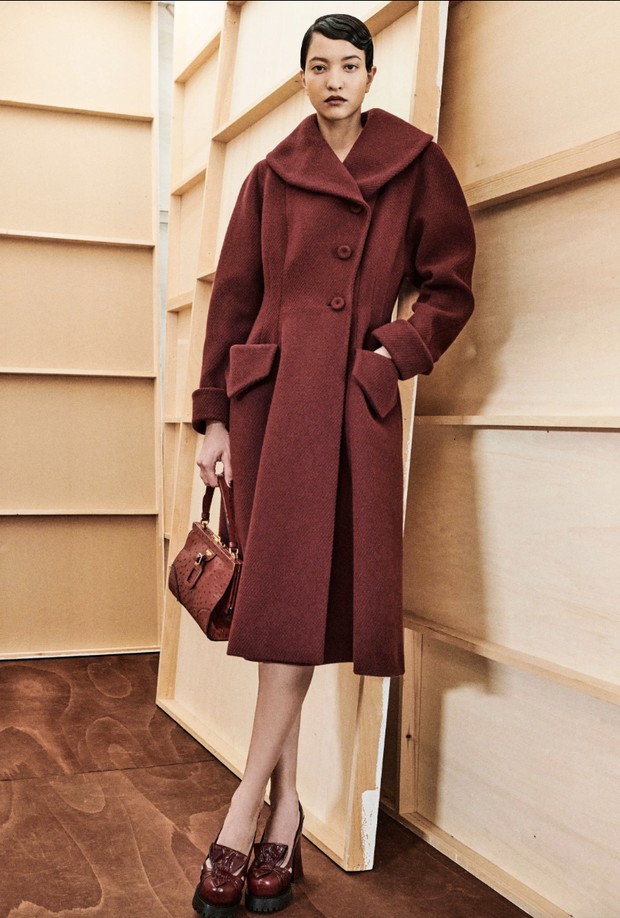 Foto: vogue.com/Courtesy of Moschino Merah tua dari koleksi Moschino Pre-Fall 2023/