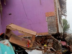 2 Rumah di Mataram Hanyut Akibat Gelombang Pasang