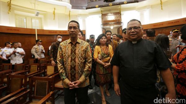 Heru Budi Pantau Gereja Jelang Misa Malam Natal