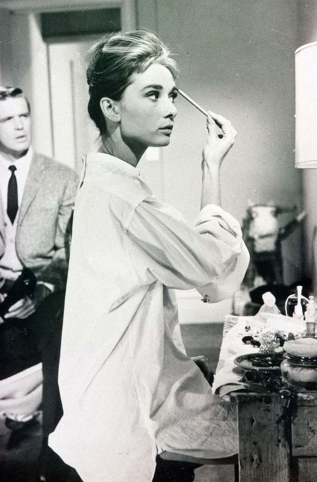 Audrey Hepburn memiliki alis yang tebal.