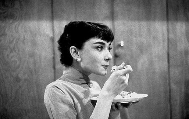 Audrey Hepburn menikmati diet seimbang.