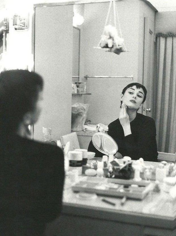 Audrey Hepburn selalu menghapus make-up.