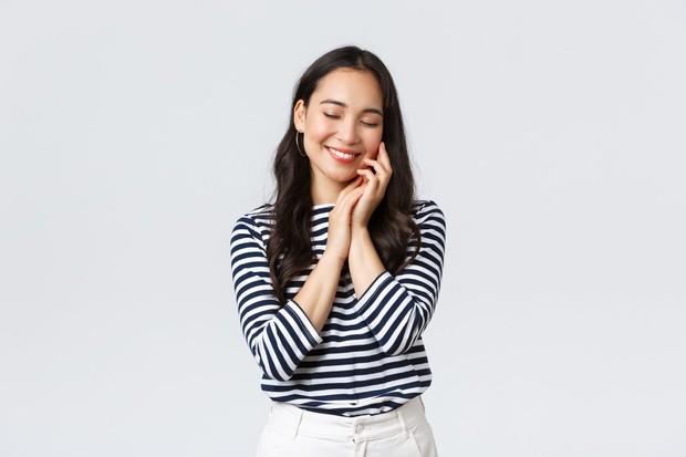 Ilustrasi perempuan fokus pada hal positif/Foto: Freepik/Benzoix