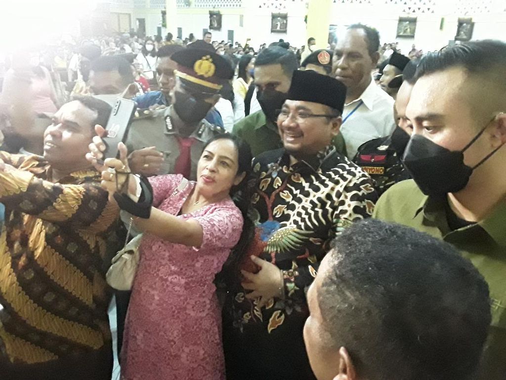 Momen Menag Yaqut Hadiri Perayaan Natal-Diserbu Jemaat di Kota Kupang