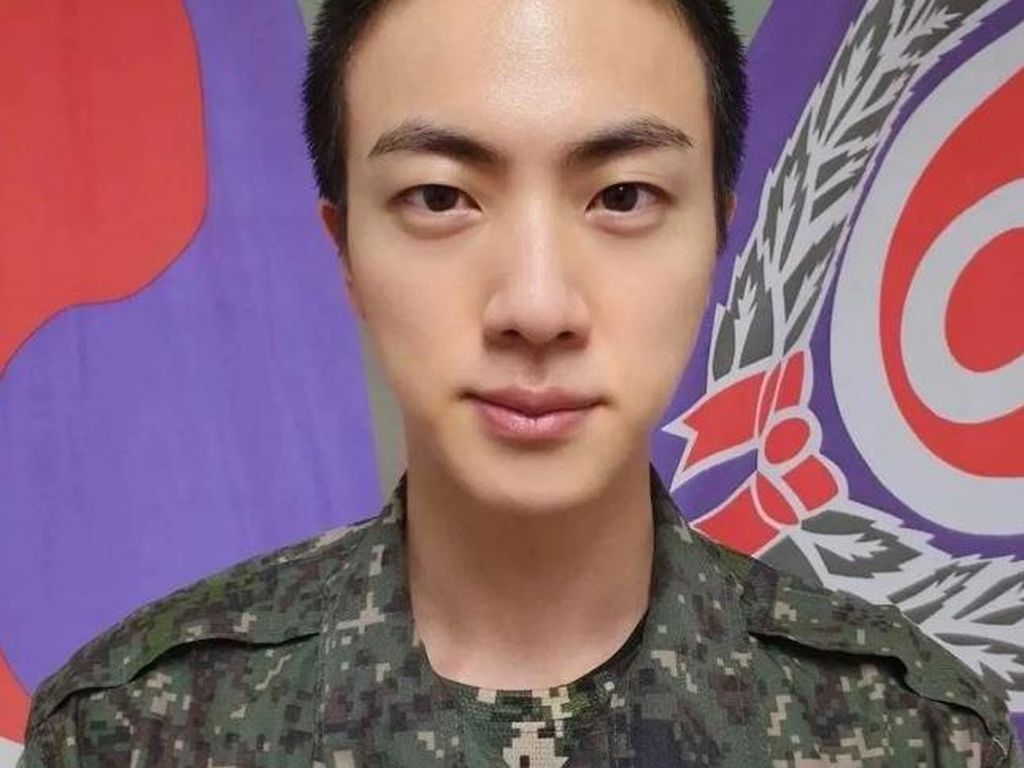 Potret Perdana Jin BTS Pakai Seragam Militer