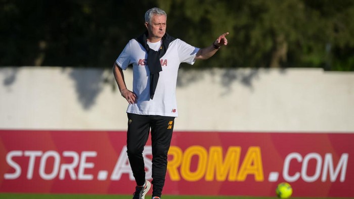 ALBUFEIRA, PORTUGAL - DECEMBER 17: AS Roma coach Josè Mourinho during a training session at Estadio Municipal de Albufeira on December 17, 2022 in Albufeira, Portugal. (Photo by Fabio Rossi/AS Roma via Getty Images)