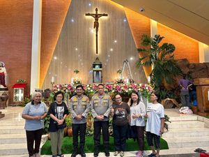 Suasana Gereja Katolik di Jakut Jelang Misa Natal Suasana Gereja Katolik di Jakut Jelang Misa Natal