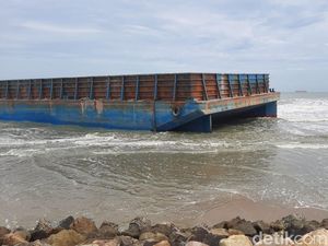 Diterjang Gelombang Tinggi, 3 Kapal Terdampar di Pantai Tuban