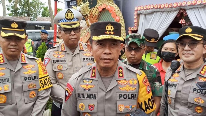 Kapolda Bali Irjen Pol Putu Jayan Danu melakukan pengecekan di Posko Pengamanan Natal dan Tahun Baru 2023 Pantai Kuta, Sabtu (24/12/2022). (Triwidiyanti/detikBali)