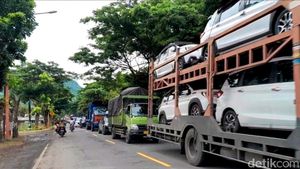 Padatnya Pelabuhan Ketapang Saat Nataru hingga Antrean Mengular 2 Km