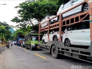 Padatnya Pelabuhan Ketapang Saat Nataru hingga Antrean Mengular 2 Km