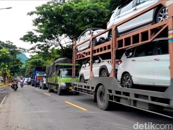 Padatnya Pelabuhan Ketapang Saat Nataru hingga Antrean Mengular 2 Km
