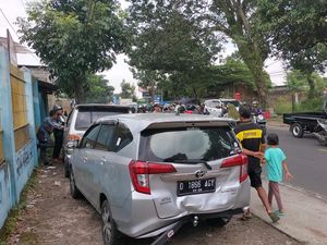4 Mobil dan 1 Truk Tabrakan Beruntun di Jalan Cianjur-Sukabumi 4 Mobil dan 1 Truk Tabrakan Beruntun di Jalan Cianjur-Sukabumi