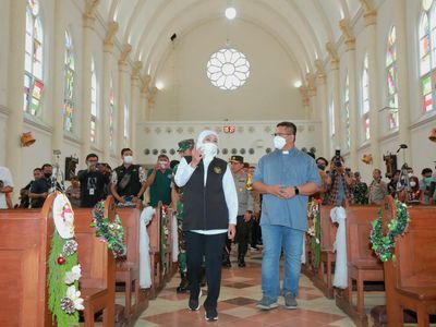 Gubernur Khofifah Tinjau dan Pastikan Keamanan Gereja di Jatim saat Natal