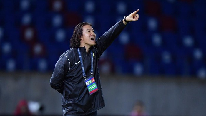 CHIANG MAI, THAILAND - SEPTEMBER 25: Pan-gon Kim head coach of Malaysia during the international friendly match between Malaysia and Tajikistan at 700th Anniversary Stadium on September 25, 2022 in Chiang Mai, Thailand. (Photo by Supakit Wisetanuphong/MB Media/Getty Images)