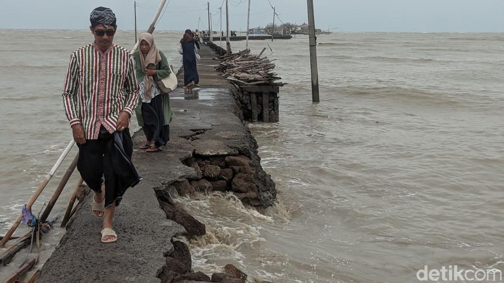 Jalan Menuju Makam Terapung Syekh Mudzakir Demak Putus Diterjang Ombak Jalan Menuju Makam Terapung Syekh Mudzakir Demak Putus Diterjang Ombak