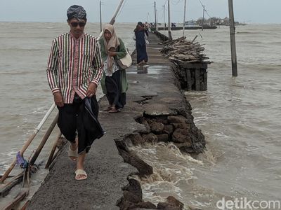 Jalan Menuju Makam Terapung Syekh Mudzakir Demak Putus Diterjang Ombak
