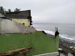 Puluhan Rumah Rusak Diterjang Gelombang di Mataram, Warga Minta Pindah