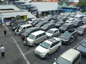 Pelabuhan Ketapang Banyuwangi Dipadati Kendaraan Jelang Nataru Pelabuhan Ketapang Banyuwangi Dipadati Kendaraan Jelang Nataru