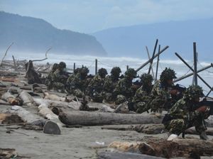 250 Prajurit TNI AL Latihan Operasi Pertahanan di Pantai Skouw Papua 250 Prajurit TNI AL Latihan Operasi Pertahanan di Pantai Skouw Papua