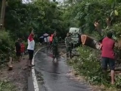 Jalan Poros Bone-Makassar di Cenrana Maros Longsor, Lalin Macet 7 Jam
