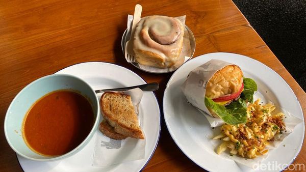 Makan Burger hingga Sup Tomat Enak di Resto Gaya Amerika