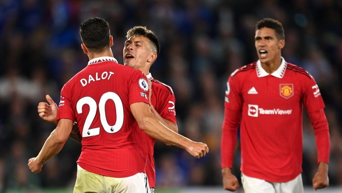 LEICESTER, ENGLAND - SEPTEMBER 01: Diogo Dalot, Lisandro Martinez and Raphael Varane of Manchester United celebrate a defensive effort during the Premier League match between Leicester City and Manchester United at The King Power Stadium on September 01, 2022 in Leicester, England. (Photo by Michael Regan/Getty Images)