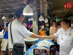 Menko Airlangga Keliling Pasar di Medan Tawari KUR ke Pedagang