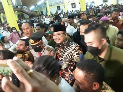 Aksi Banser Kawal Menag Saat Diserbu Jemaat Gereja di Kupang