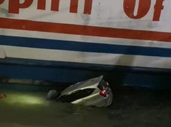 Detik-detik Mobil Daihatsu Sigra Berpenumpang Pasutri Nyemplung ke Laut