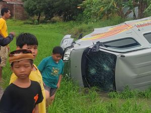 Mobil DPKP Parepare Terjun ke Sawah gegara Jalan Licin, 2 Orang Luka