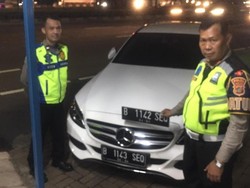 Nekat! Mobil Mercy Pakai Pelat Palsu di Sudirman Berujung Disetop Polisi