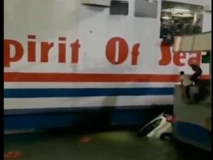 Detik-detik Evakuasi Korban Mobil Tercebur ke Laut di Pelabuhan Merak Detik-detik Evakuasi Korban Mobil Tercebur ke Laut di Pelabuhan Merak
