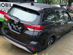 3 Mobil di Makassar Terperosok di Drainase, Ibu dan 2 Anak 3 Jam Terjebak