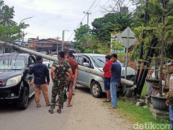 Minibus di Tana Toraja Tabrak Tiang Listrik, Timpa Mobil Dinas TNI