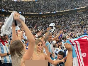 Nasib 2 Wanita Topless di Piala Dunia Qatar, Sempat Diusir dari Stadion Nasib 2 Wanita Topless di Piala Dunia Qatar, Sempat Diusir dari Stadion