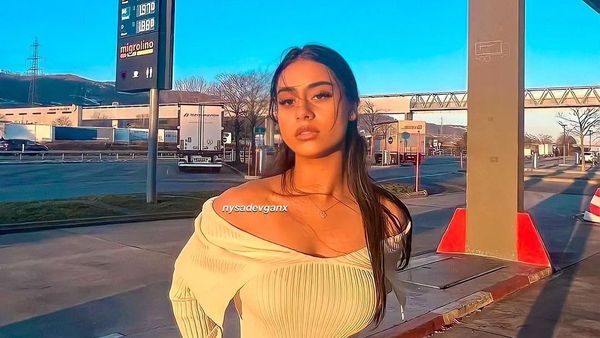 8 Potret Putri Kajol yang Makin Cantik, Dituduh Netizen Operasi Plastik