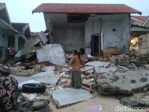 Ombak Besar Terjang Gili Ketapang Probolinggo: Perahu Karam, Rumah Rusak