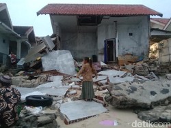 Ombak Besar Terjang Gili Ketapang Probolinggo: Perahu Karam, Rumah Rusak