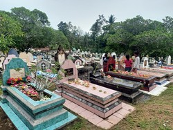 Tradisi Nyekar Umat Kristiani di Palasari Gunakan Canang dan Dupa