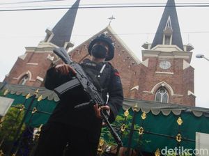 Pengamanan dan Sterilisasi Gereja di Surabaya Menjelang Misa Natal Pengamanan dan Sterilisasi Gereja di Surabaya Menjelang Misa Natal