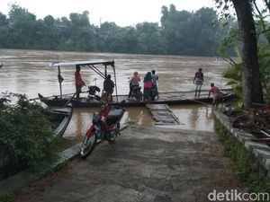 Dear Bupati Ngawi, Warga Sidolaju Butuh Jembatan Penyeberangan Dear Bupati Ngawi, Warga Sidolaju Butuh Jembatan Penyeberangan
