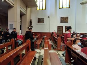 Melihat Proses Sterilisasi Gereja di Bandung Jelang Misa Malam Natal