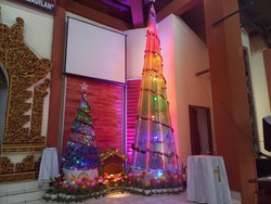 Cantiknya Pohon Natal Setinggi 7 Meter dari Botol-Sedotan Bekas di Buleleng
