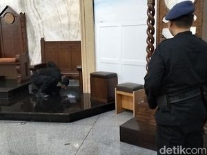 Gegana Sterilisasi Gereja di Medan Jelang Misa Malam Natal Gegana Sterilisasi Gereja di Medan Jelang Misa Malam Natal