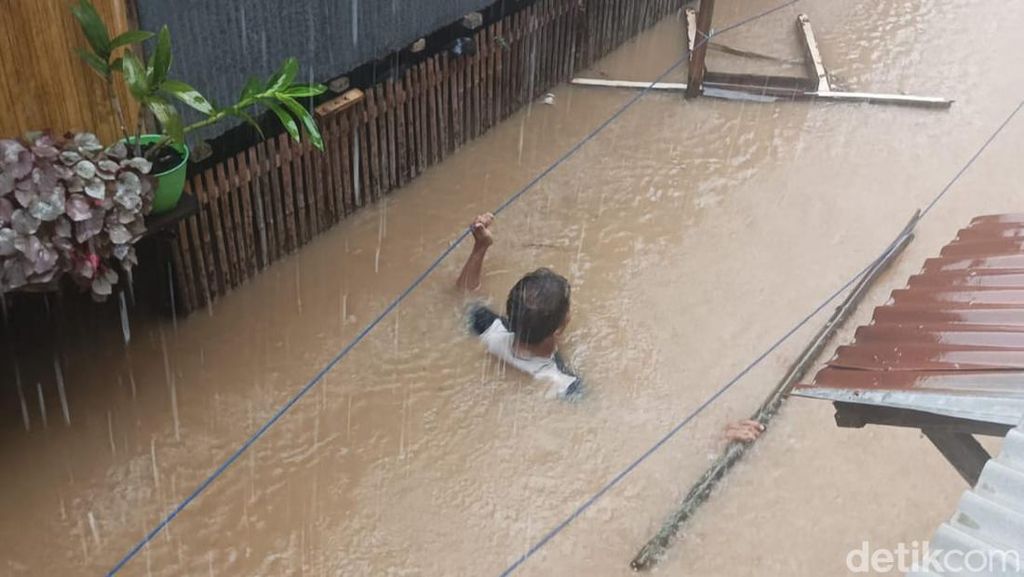 Potret Banjir Setinggi Leher Rendam Pemukiman Warga di Pettuadae Maros