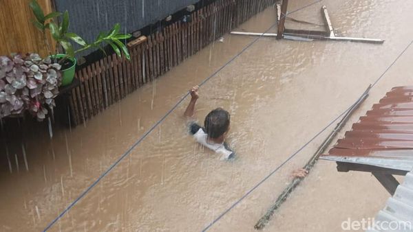Potret Banjir Setinggi Leher Rendam Pemukiman Warga di Pettuadae Maros