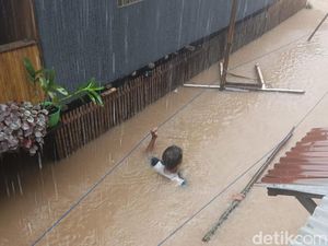 Potret Banjir Setinggi Leher Rendam Pemukiman Warga di Pettuadae Maros